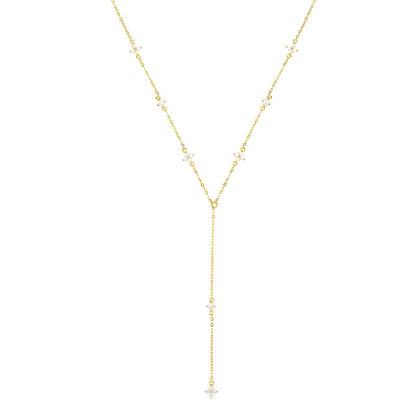 Sautoir fleurs maille dorée lumineuse en argent 925 plaqué or jaune et diamants sur fond blanc.