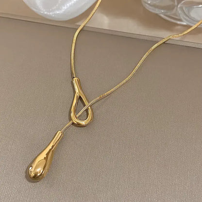 Sautoir goutte dorée amovible en acier inoxydable plaqué or jaune à plat.