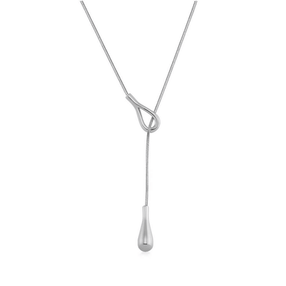 Sautoir larme argentée ajustable en acier inoxydable plaqué or blanc sur fond blanc.