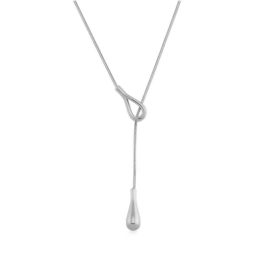 Sautoir larme argentée ajustable en acier inoxydable plaqué or blanc sur fond blanc.