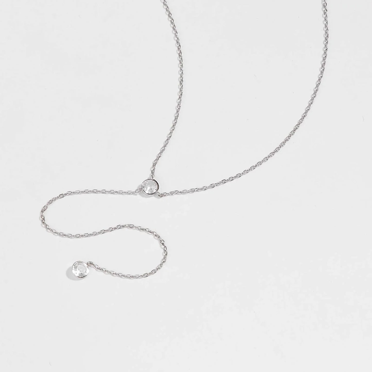 Sautoir long pendentif en argent 925 plaqué or blanc et diamants à plat.