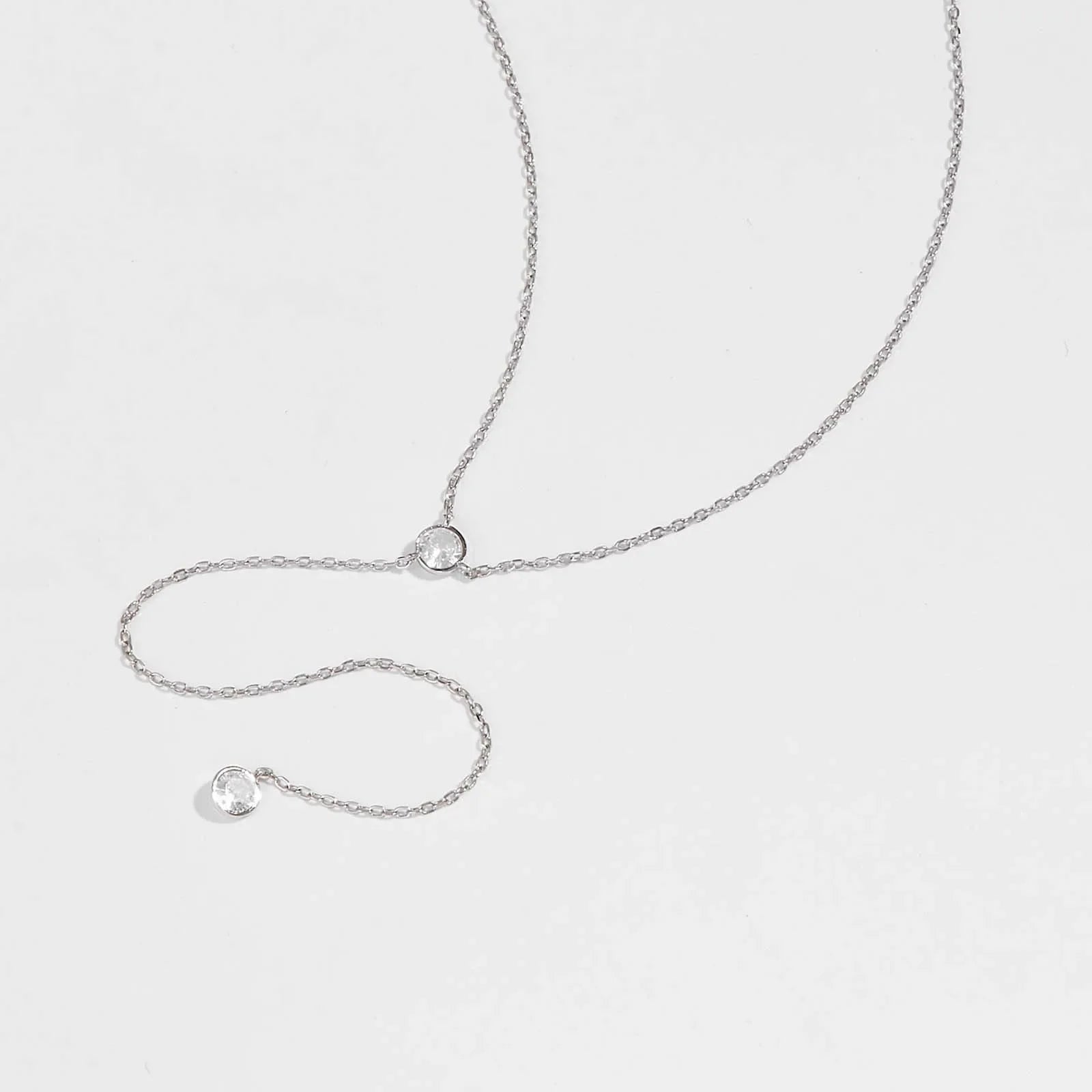 Sautoir long pendentif en argent 925 plaqué or blanc et diamants à plat.