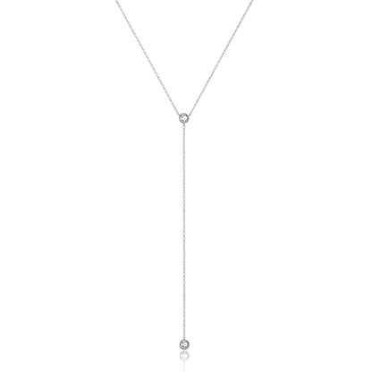 Sautoir long pendentif en argent 925 plaqué or blanc discret et diamants en zircon naturel sur fond blanc.