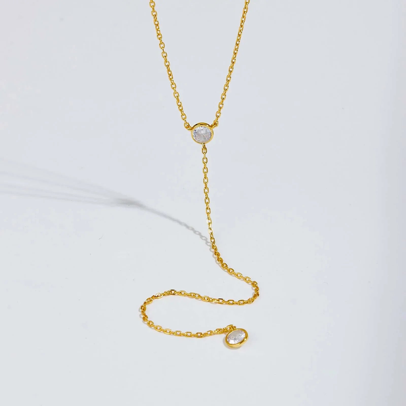 Sautoir long pendentif en argent 925 plaqué or jaune et diamants scintillants en zircon vue de face.