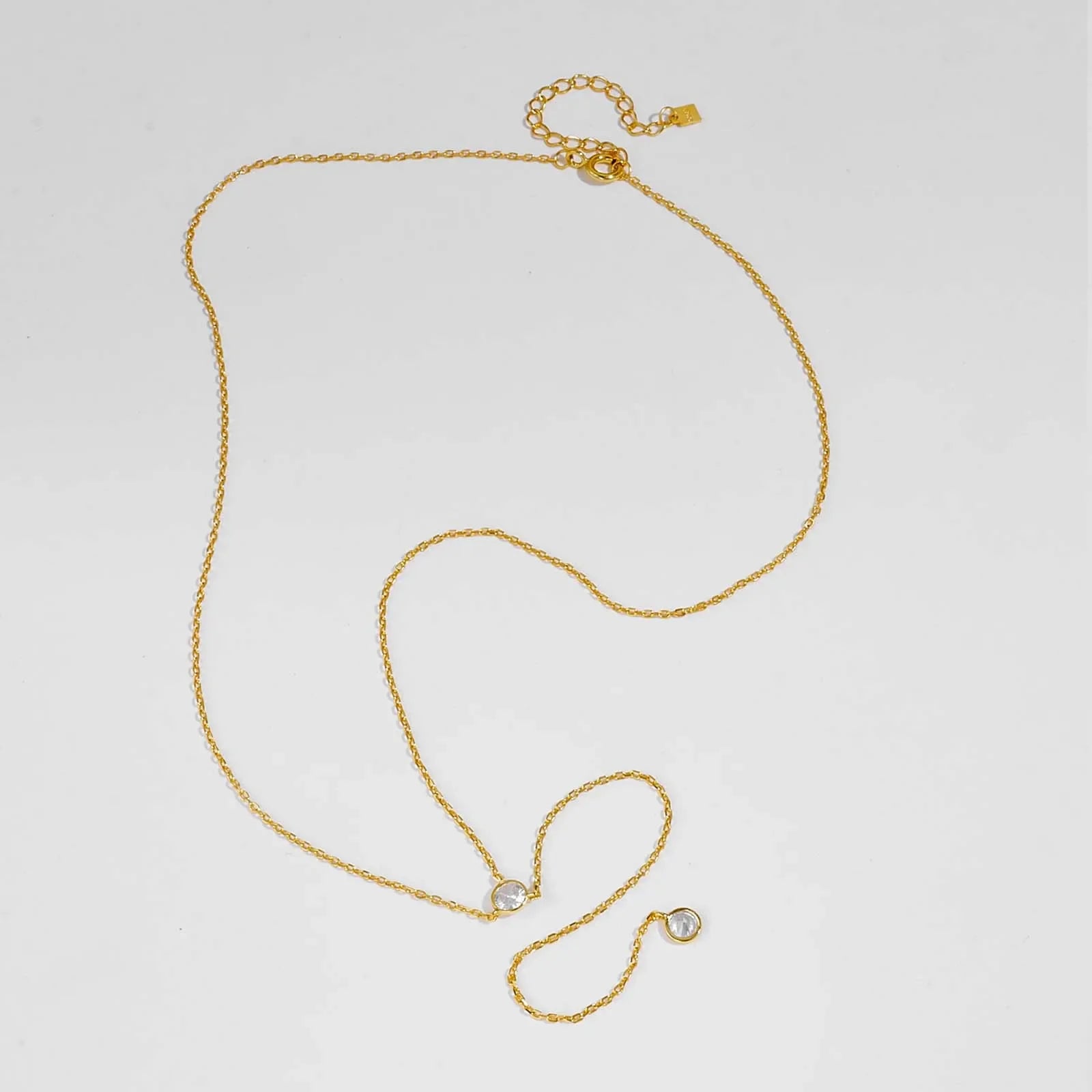 Sautoir long pendentif en argent 925 plaqué or jaune et diamants en zircon naturel à plat.