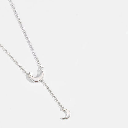 Détail du collier sautoir lune amovible argentée en argent sterling 925 plaqué or blanc.