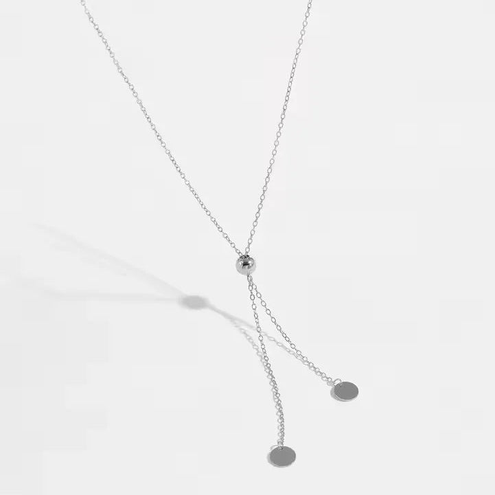 Collier sautoir maille forçat ajustable en argent plaqué or blanc avec perle amovible vue de face.
