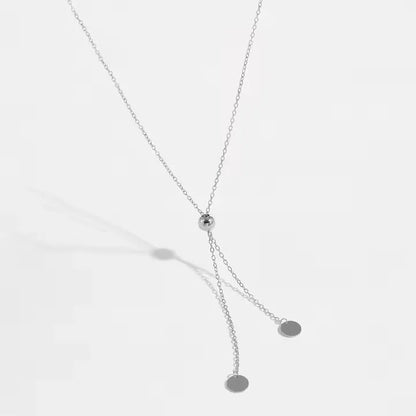 Collier sautoir maille forçat ajustable en argent plaqué or blanc avec perle amovible vue de face.