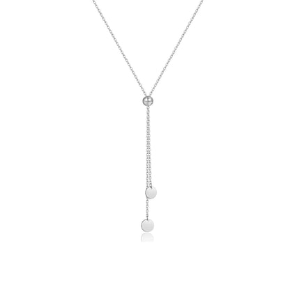 Sautoir ajustable maille forçat en argent 925 plaqué or blanc avec perle amovible sur fond blanc.