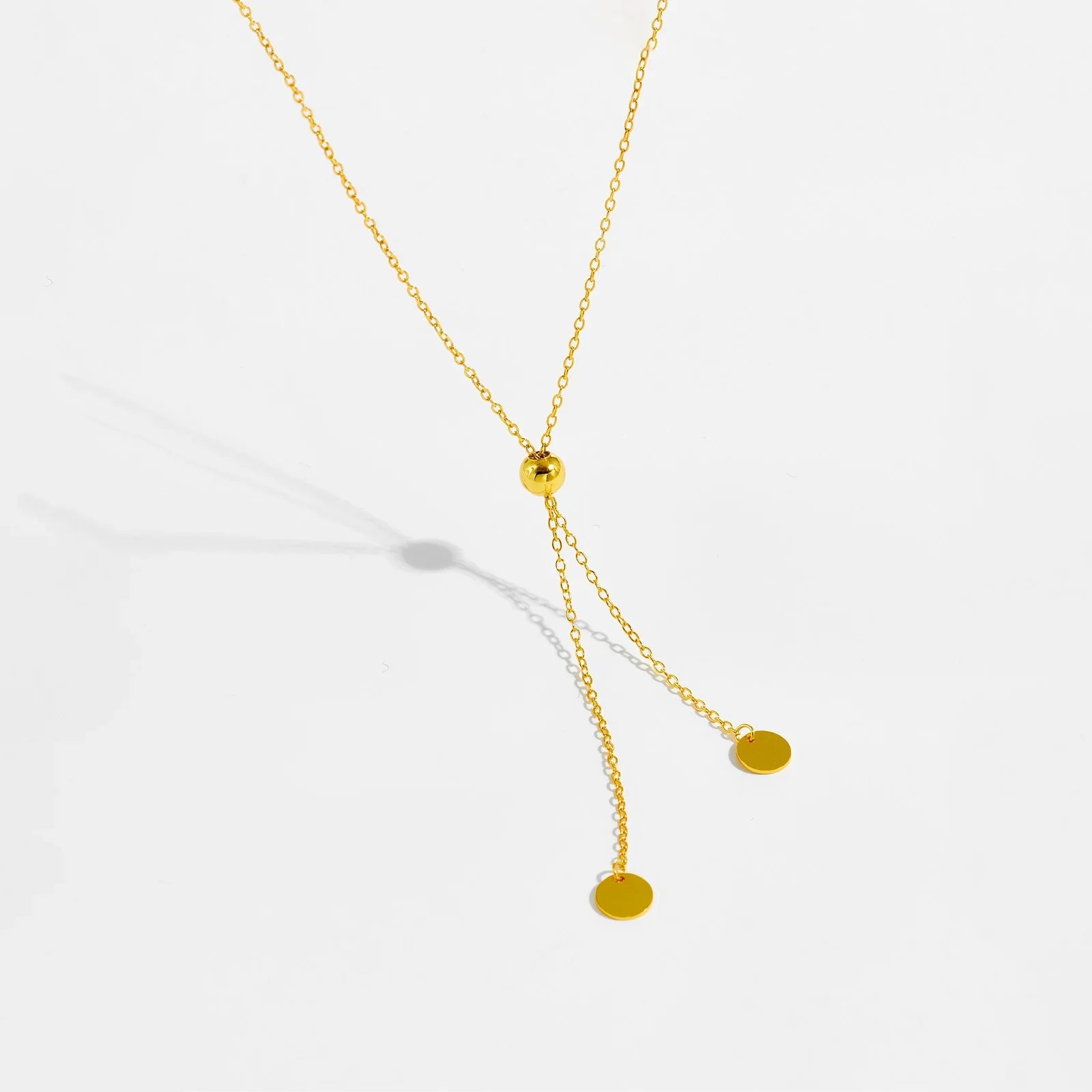 Sautoir maille forçat ajustable en argent 925 plaqué or jaune avec perle amovible vue de face.
