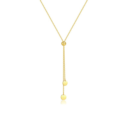 Sautoir maille forçat ajustable en argent 925 plaqué or jaune et perle synthétique amovible sur fond blanc.