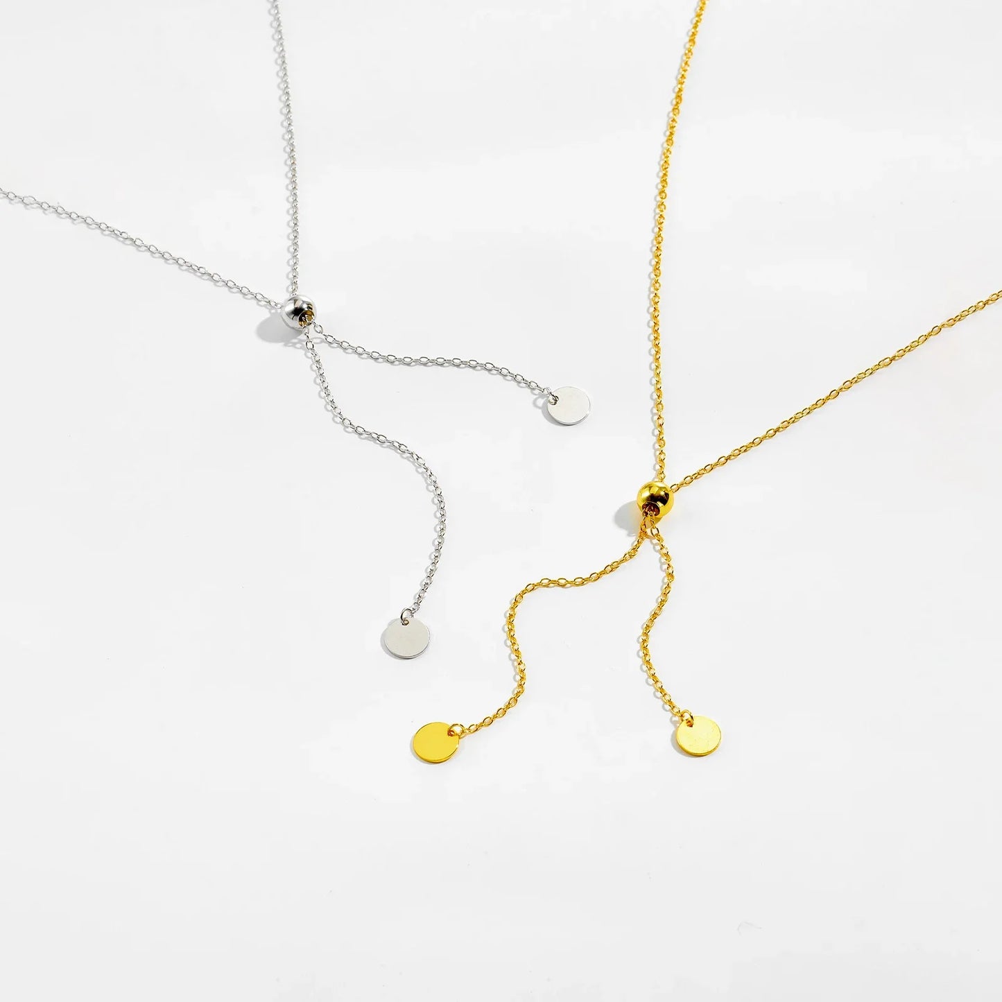 Sautoirs maille forçat ajustable en argent 925 plaqué or jaune et plaqué or blanc avec perle amovible à plat.