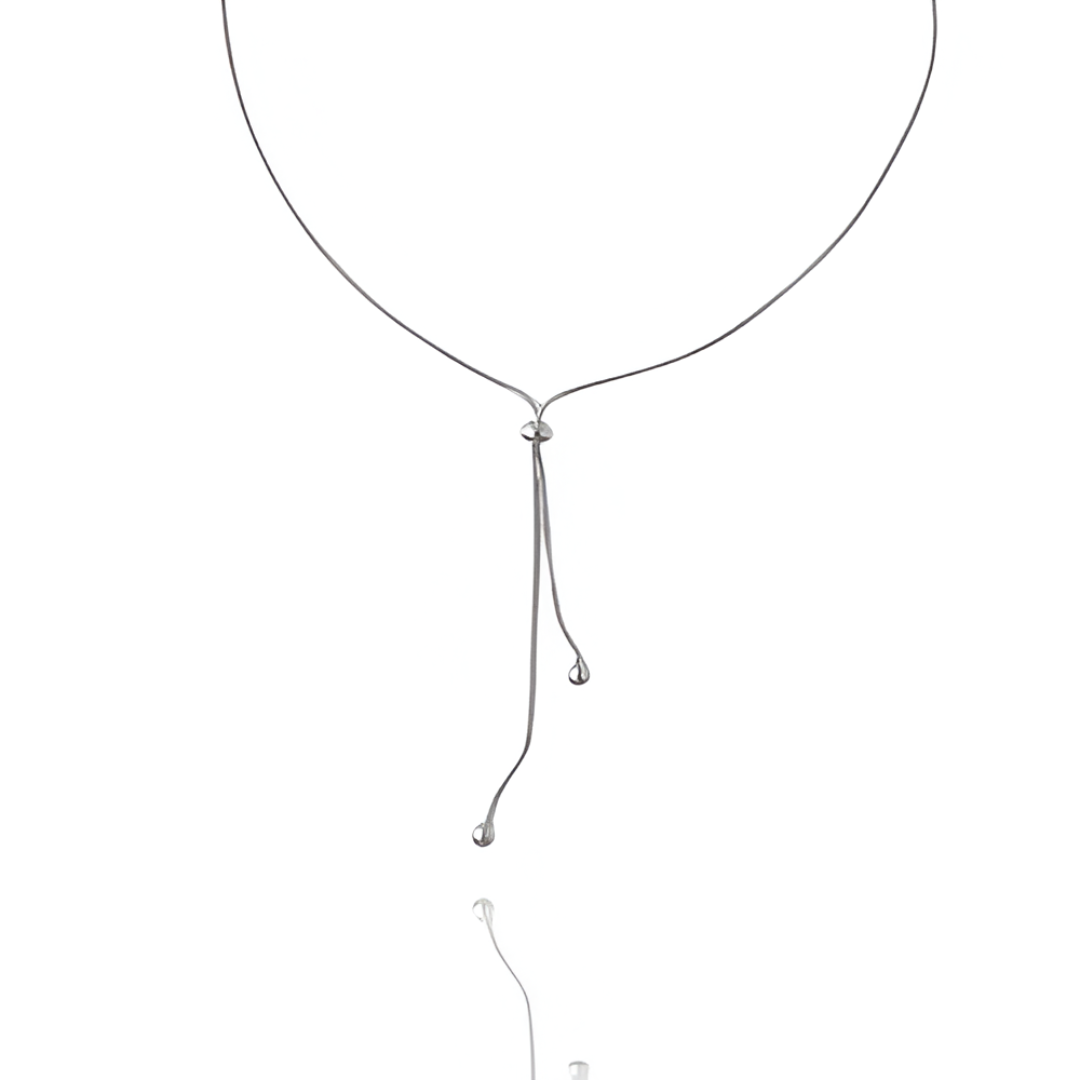 Collier sautoir perle synthétique amovible en acier inoxydable plaqué or blanc sur fond blanc.