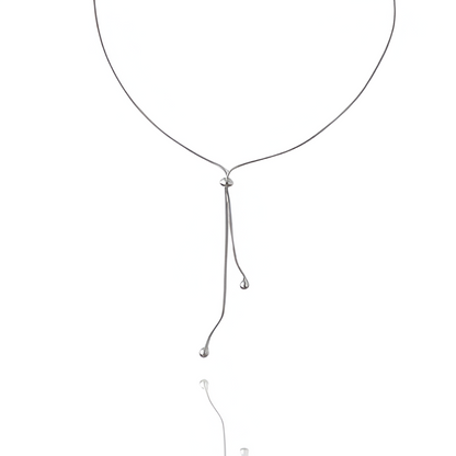 Collier sautoir perle synthétique amovible en acier inoxydable plaqué or blanc sur fond blanc.