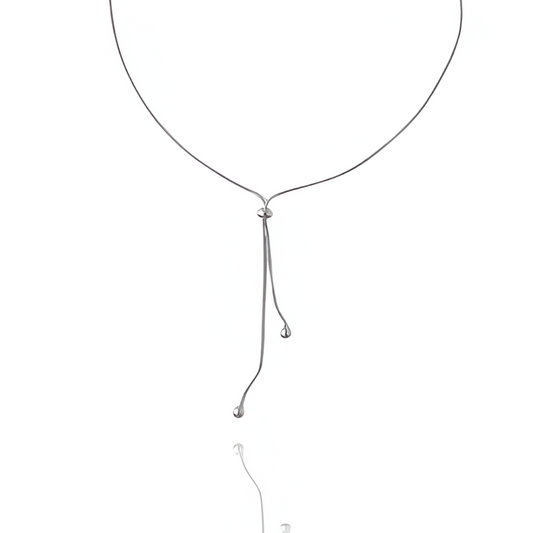 Collier sautoir perle synthétique amovible en acier inoxydable plaqué or blanc sur fond blanc.