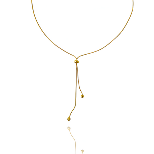 Sautoir perle synthetique amovible en acier doré orné de perle amovible sur fond blanc.