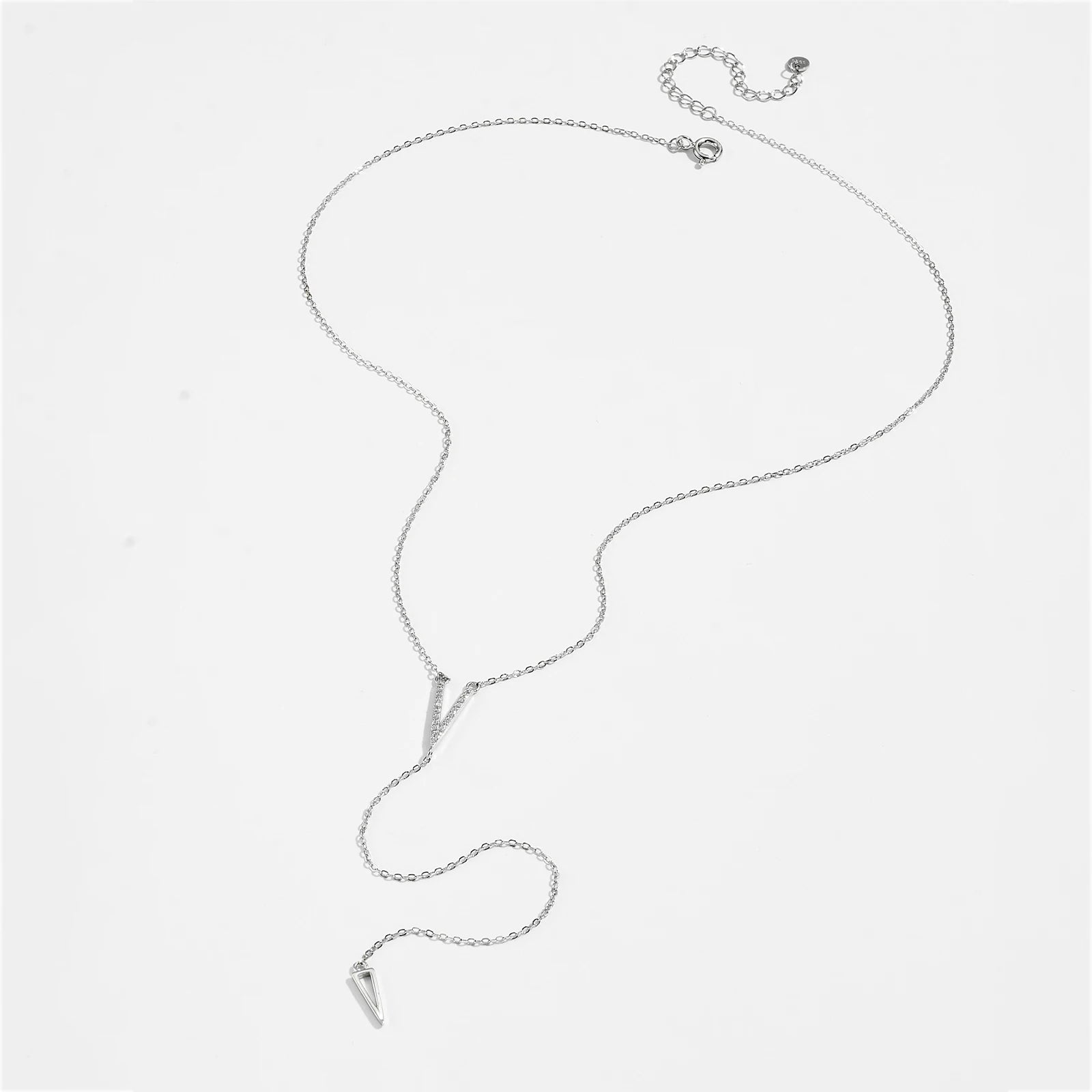 Sautoir V pendentif triangle en argent  925 plaqué or blanc et diamants vue en entier.