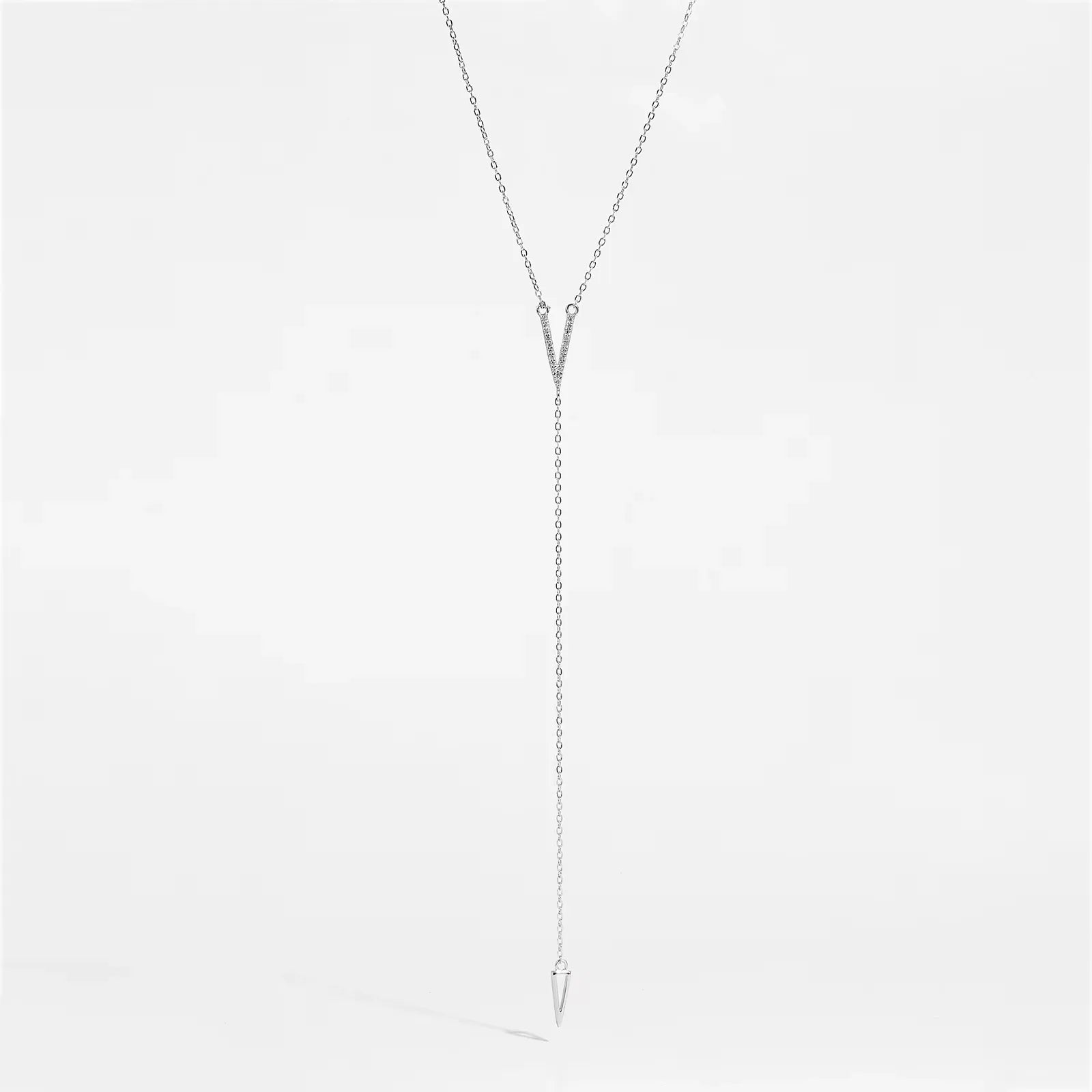Sautoir V pendentif triangle en argent 925 plaqué or blanc et diamants naturels vue de face.