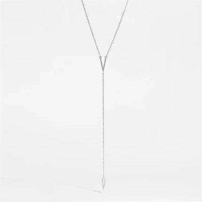 Sautoir V pendentif triangle en argent 925 plaqué or blanc et diamants naturels vue de face.