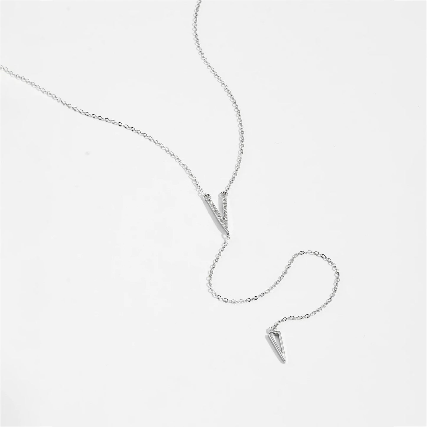 Sautoir V pendentif triangle en argent  925 plaqué or blanc et diamants à plat.