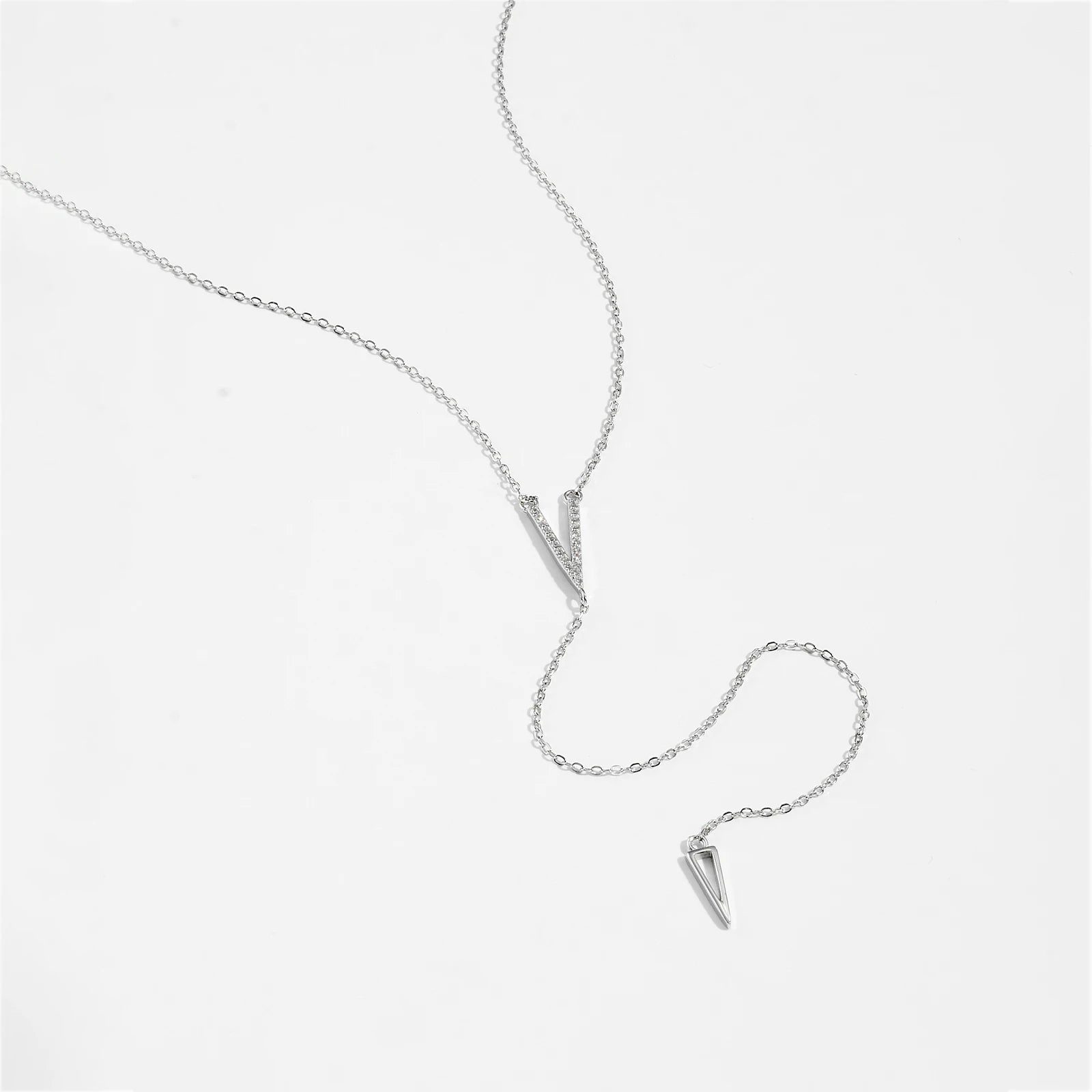 Sautoir V pendentif triangle en argent  925 plaqué or blanc et diamants à plat.