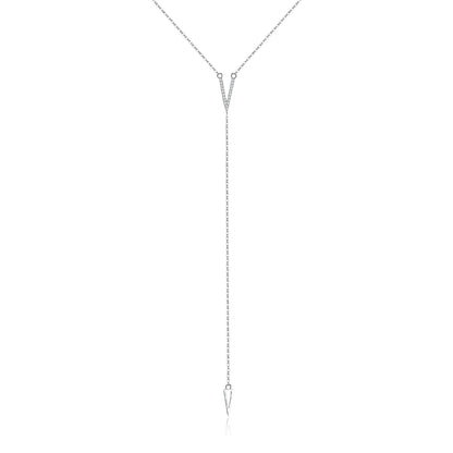 Sautoir V pendentif triangle en argent  925 plaqué or blanc et diamants sur fond blanc.