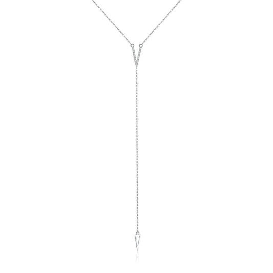 Sautoir V pendentif triangle en argent  925 plaqué or blanc et diamants sur fond blanc.